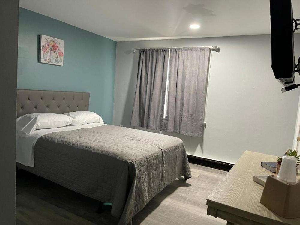 Deluxe Queen Room interior